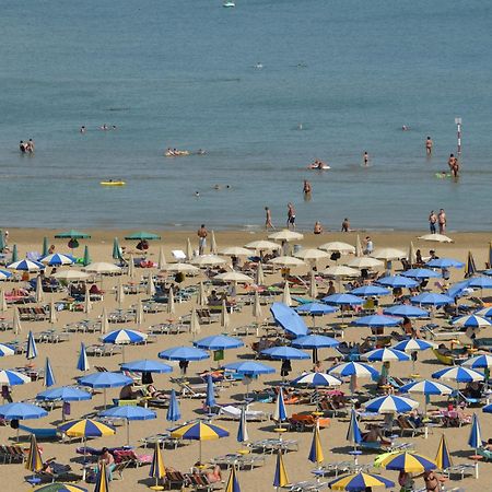 Hotel Etna Lignano Sabbiadoro Exterior photo