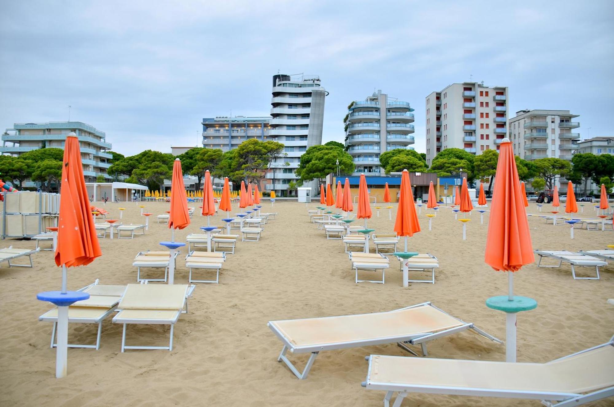 Hotel Etna Lignano Sabbiadoro Exterior photo