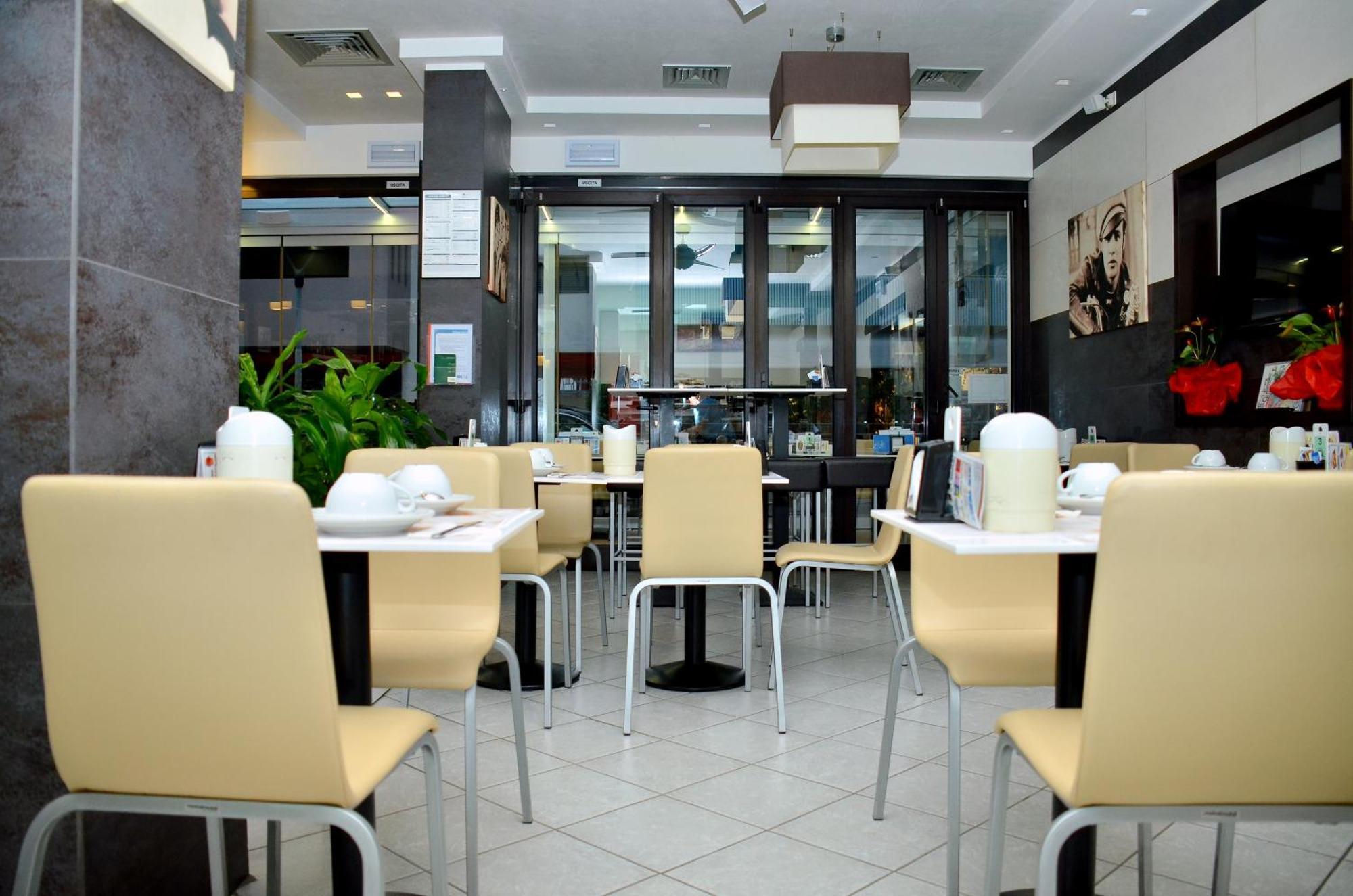 Hotel Etna Lignano Sabbiadoro Exterior photo