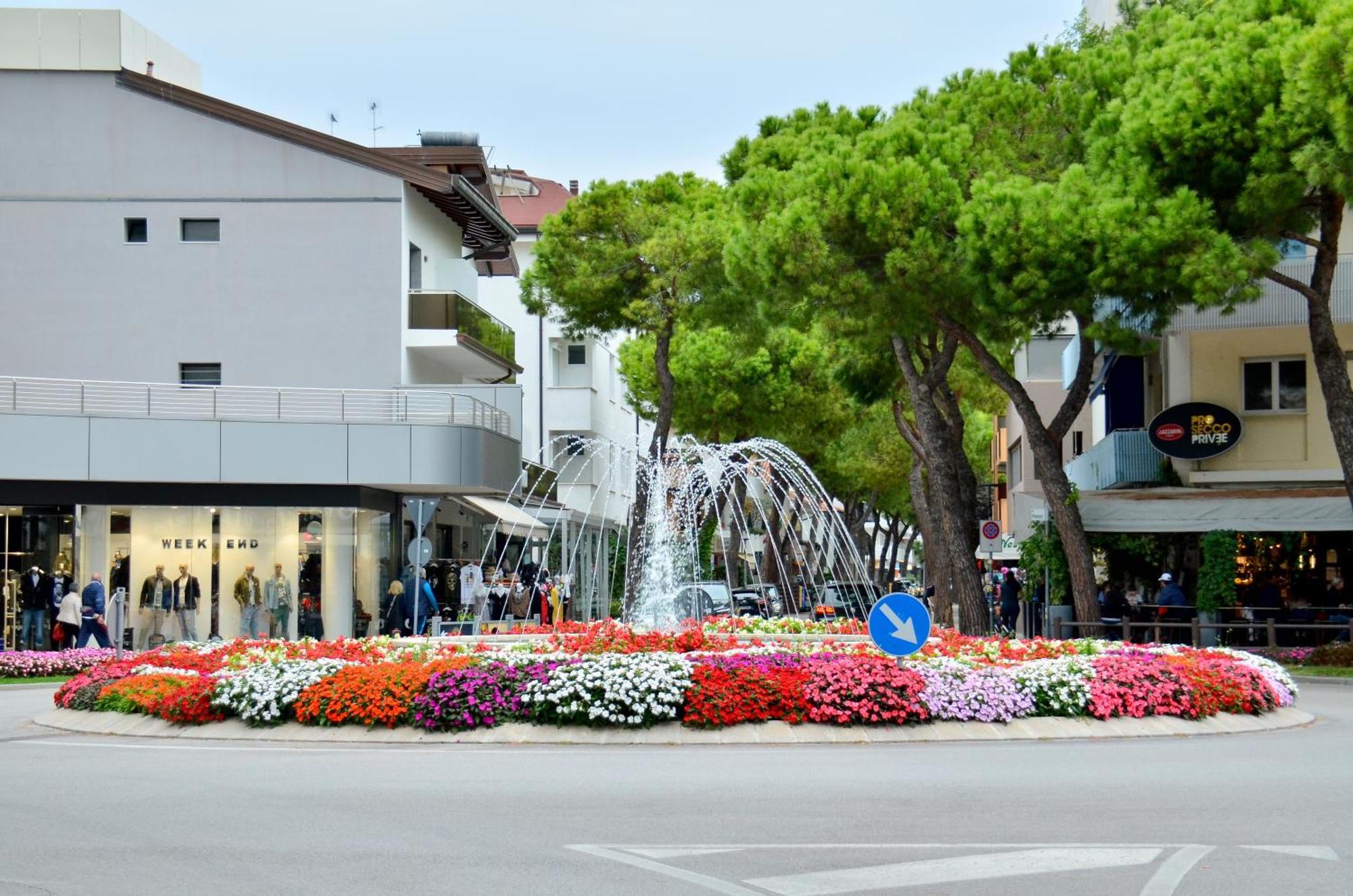 Hotel Etna Lignano Sabbiadoro Exterior photo