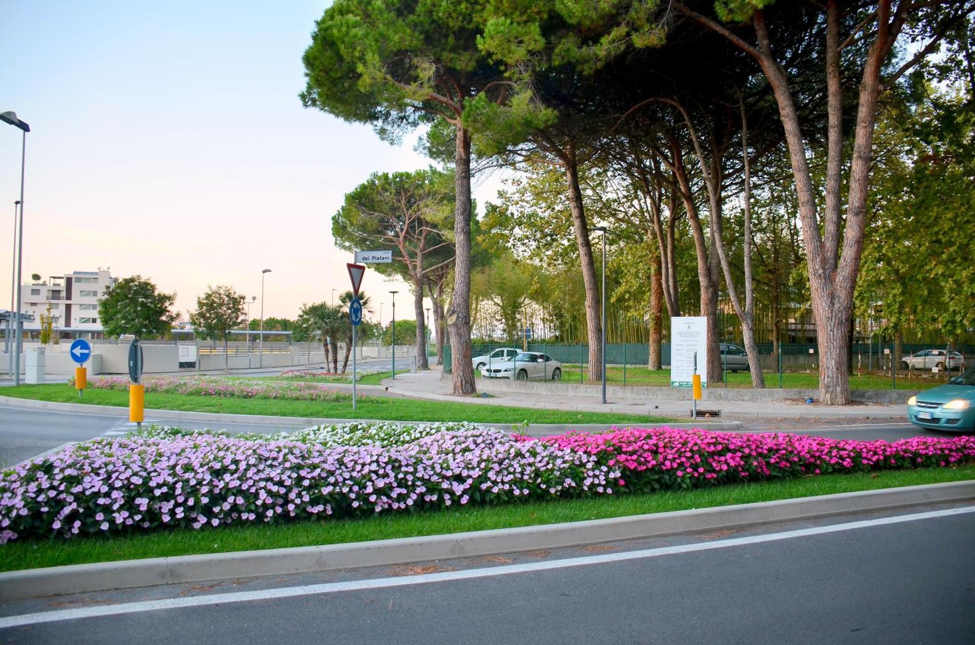 Hotel Etna Lignano Sabbiadoro Exterior photo